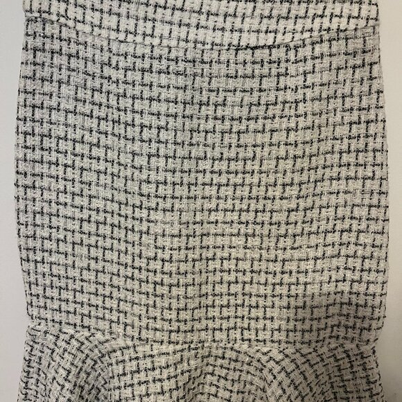 Effortlessly Polished Tweed Mermaid Skirt – Black & White Pattern, Size M - Picture 5 of 9
